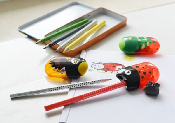 Ascuțitoare plastic dublă cu container și radieră buburuză Faber-Castell