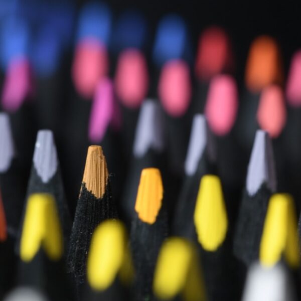 Creioane colorate triunghiulare black edition Faber-Castell 24 culori/set