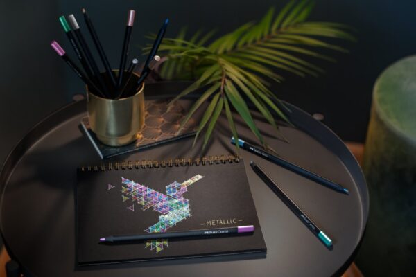 Creioane colorate triunghiulare black edition metalizate Faber-Castell 12 culori/set