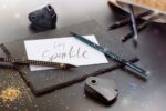 Creion grafit B triunghiular grip sparkle lemn negru midnight gold Faber-Castell
