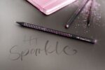 Creion grafit B triunghiular grip sparkle lemn negru midnight rose Faber-Castell