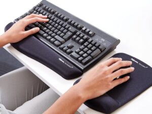 Mousepad și suport pentru încheietura PlushTouch Fellowes