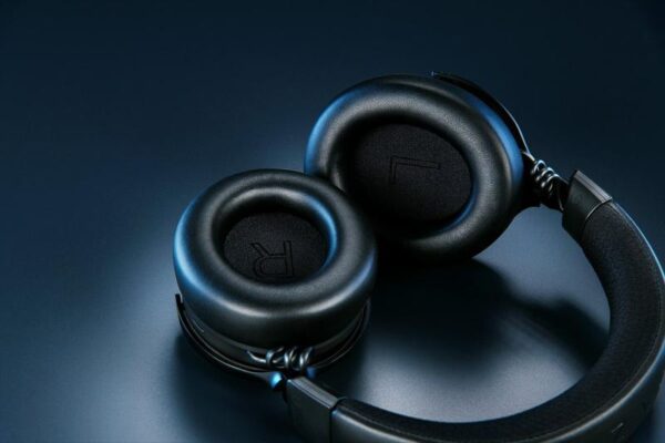 Casti Razer Kraken V4 Pro, wireless, bluetooth, cu fir - RZ04-05160100-R3M1